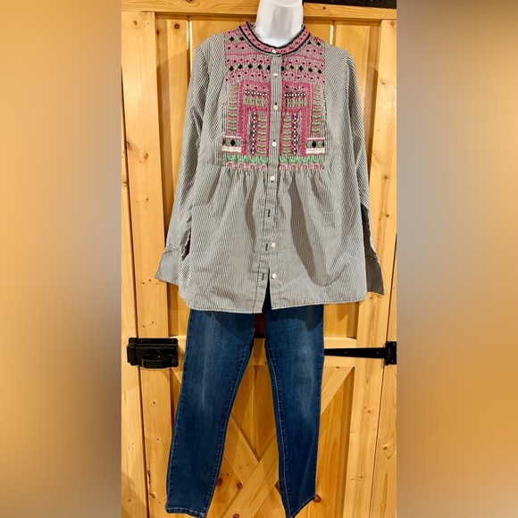 2/$30 Crown & Ivy blue striped top with Embroidered bodice ladies size 1X - Picture 1 of 10